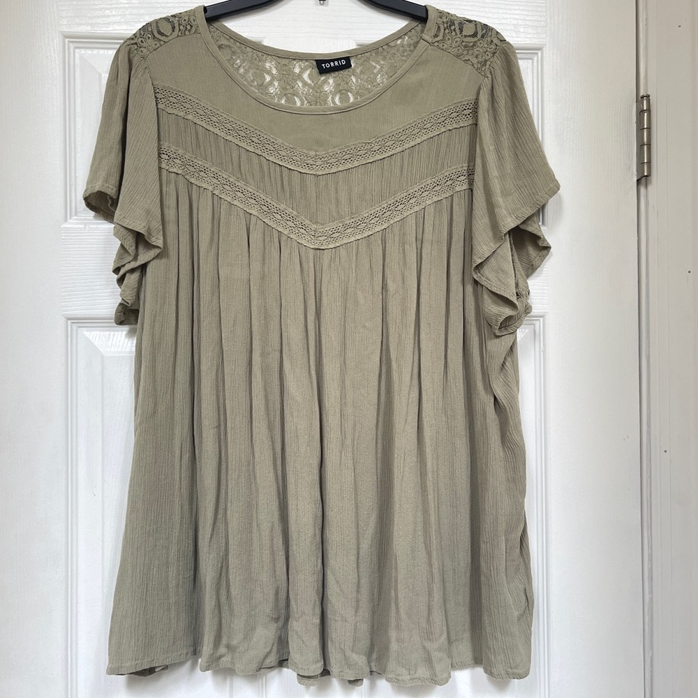 🍀Torrid top with ruffle sleeves and lace embellishments - Picture 7 of 17